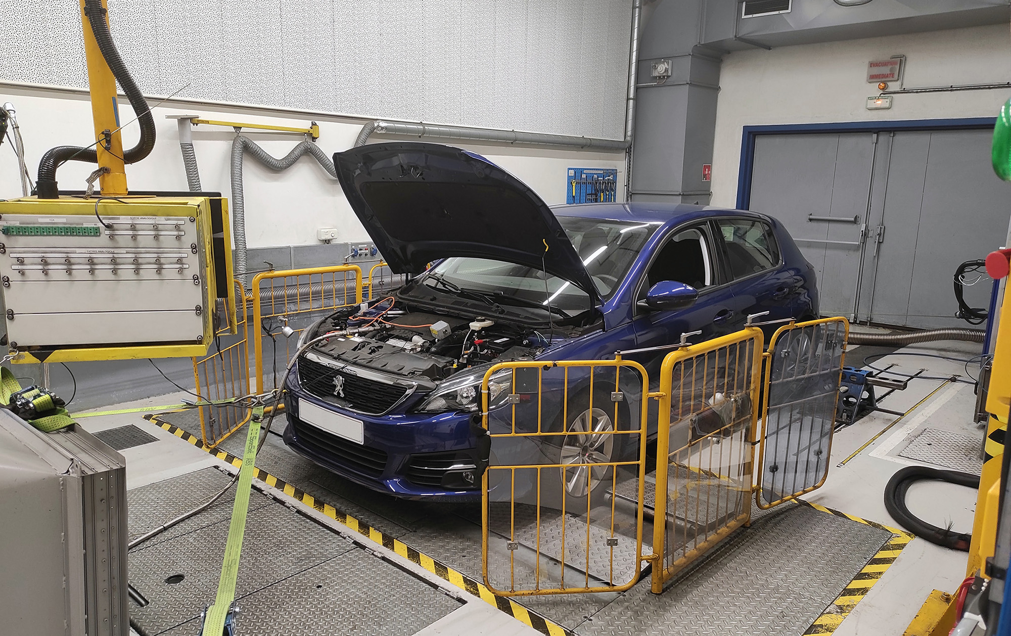 Un Mécanicien En Service Automobile Choisit Une Clé Dynamométrique Sur Un  Banc De Poste De Travail